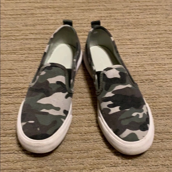 tommy bahama camo slip on sneakers